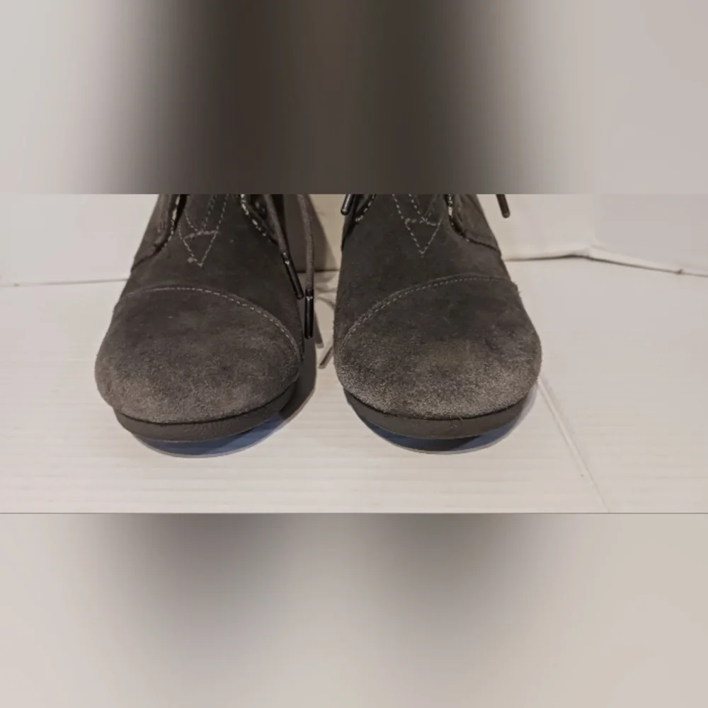 TOMS SZ.‎ 8 Gray Heeled Booties